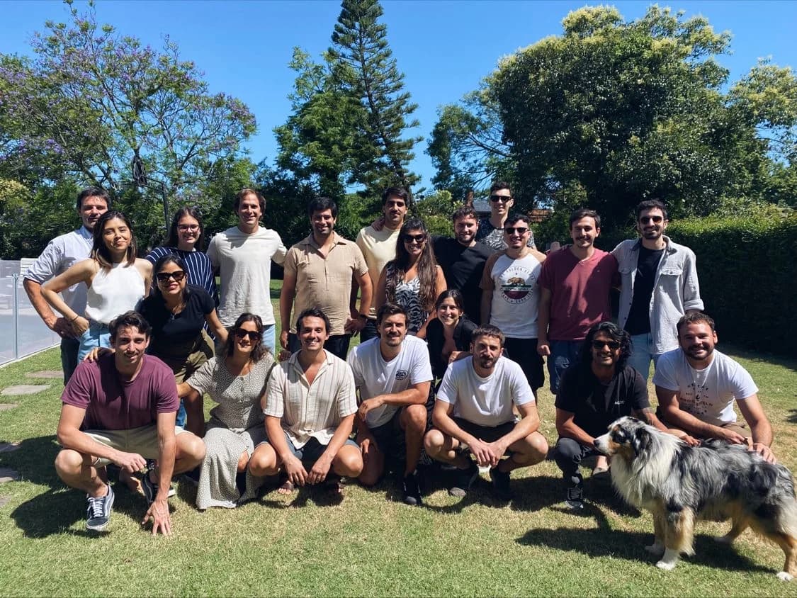 El equipo de Make It Pro reunido al aire libre
